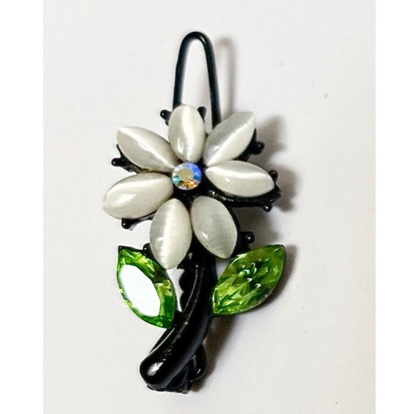 Delicate Daisy Barrettes - Picture 5 of 5